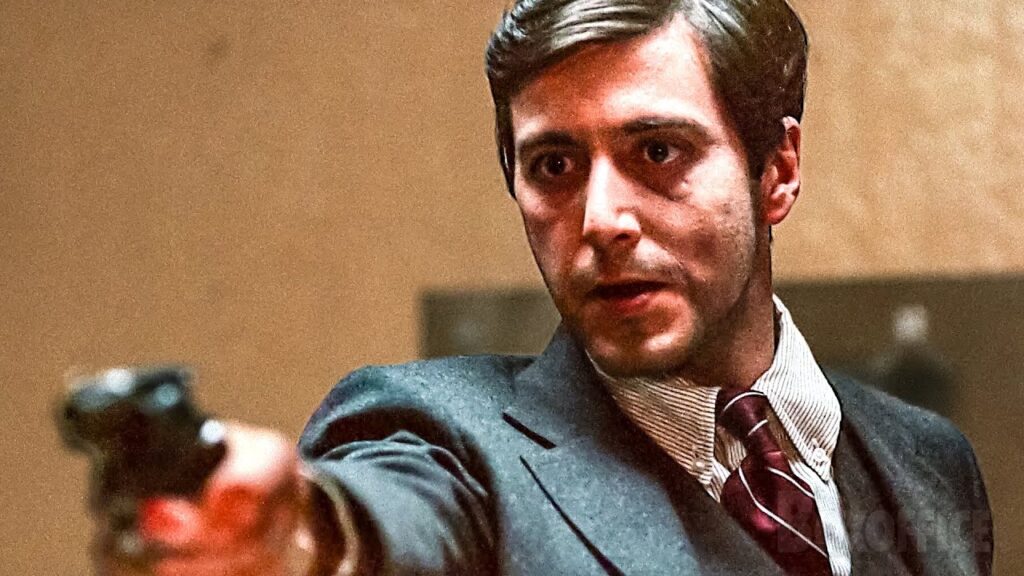 Michael Corleone apontando uma arma