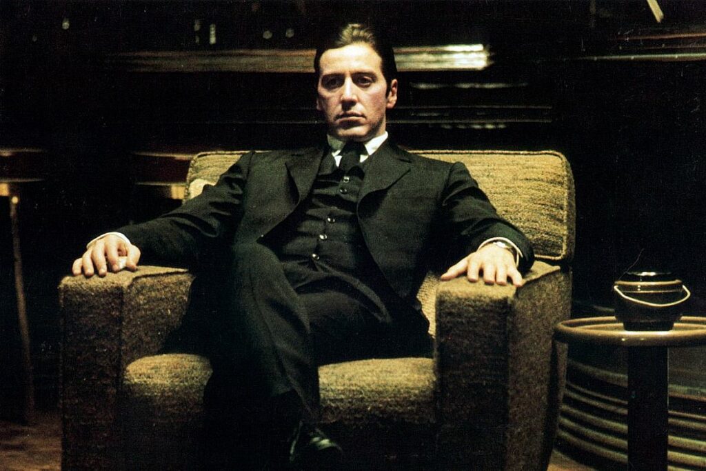 Michael Corleone sentado no sofá