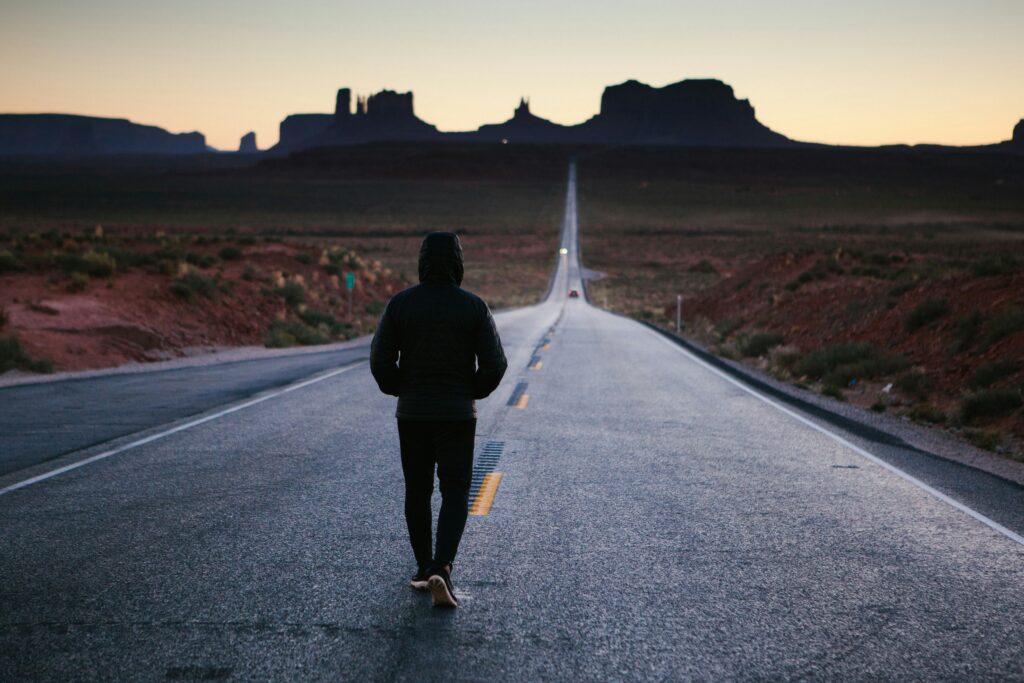 Homem andando na estrada