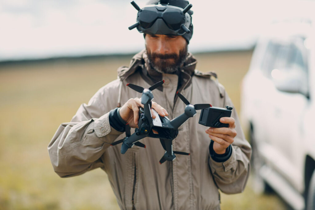 Homem pilotando drone