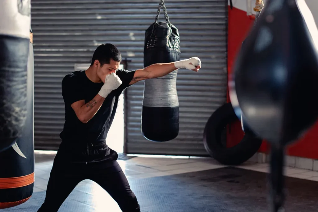 Homem treinando boxe