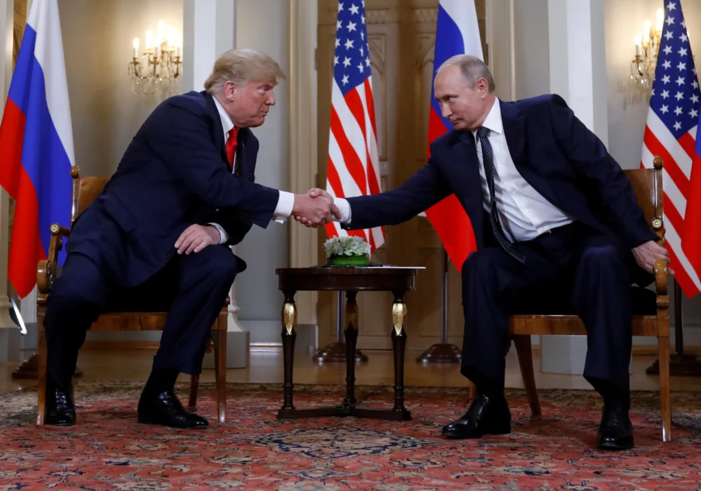 Putin e Trump se cumprimentando